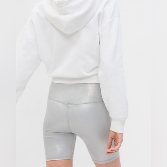 NEW GapFit Silver Metallic High Waisted Compression Bike Shorts Medium - Picture 1 of 8